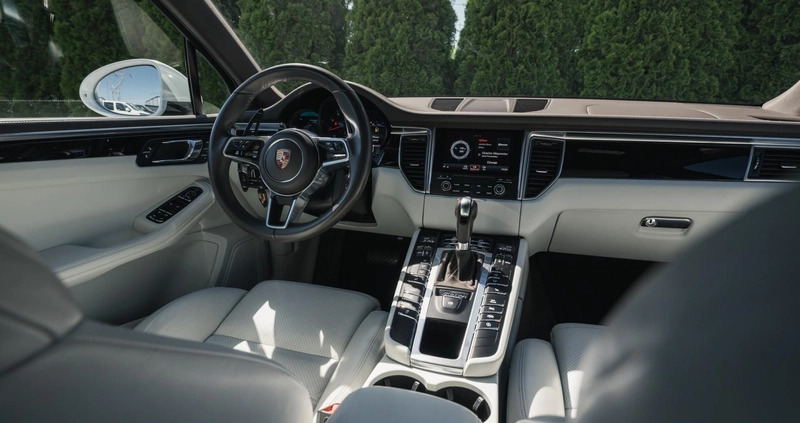 Porsche Macan cena 159990 przebieg: 139900, rok produkcji 2017 z Przedbórz małe 781